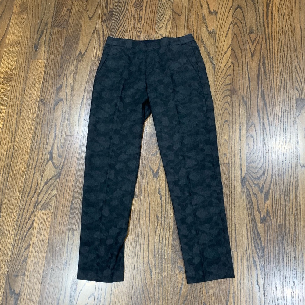 Like New Uniqlo Women’s Stretch Black Camo Patterned Dress Pants Asia Fit Size S